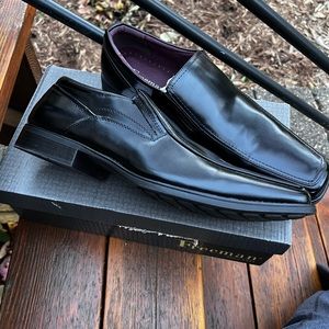 FREEMAN HENSON BLACK LOAFERS SIZE 11.5 WIDE  NEW